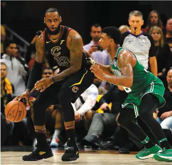  ?? PHOTO AFP ?? Lebron James en contrôle du ballon lors du match de lundi.