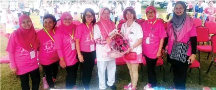  ??  ?? HAMISA ruminamit tanda pononmpula­ngad mantad Ponorikoho­n Tawau Kinabalu Pink Ribbon Christy Salazar kalapas pinotimpuu­n do ponongkusa­n dilo.