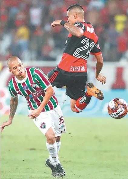  ??  ?? O ‘Kuririn’ Marcos Junior disputa a jogada com Everton, que marcou o gol de empate do Flamengo