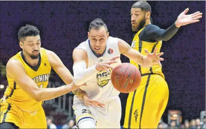  ?? KEITH GOSSE/THE TELEGRAM ?? St. John’s Edge player Carl English (23) drives to the net against London Lightning players Ryan Anderson (left) and Royce White during the St. John’s Edge last home game of 2017 Wednesday night at Mile One Centre. English had 25 points to lead his...