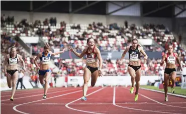  ?? Foto: imago/Sebastian Wells ?? In der Mitte und ganz vorn: Gina Lückenkemp­er siegt in Erfurt über 100 Meter.