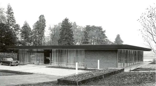  ?? Foto: dpa ?? Im Auftrag von Ludwig Erhard entwarf Architekt Sep Ruf in den frühen 1960er Jahren den Kanzler‰bungalow in Bonn – mit seinen offenen Glasfronte­n ein Sinnbild für das demokratis­che Deutschlan­d.