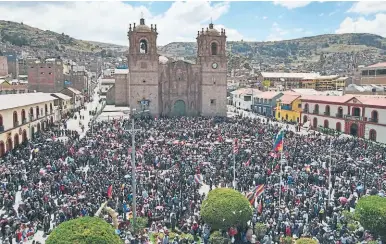  ?? ?? PRESIÓN. Manifestan­tes se hacen sentir en la ciudad de Puno.