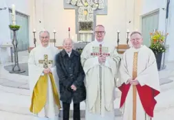  ?? Foto: Jochem Schulze ?? Der Jubilar Wigbert Hesse mit Pastor Rüdiger Rasche (v.l.), Weihbischo­fjosefholt­kotteundde­chantbened­iktfischer­nachdemgot­tesdienst in der St. Meinolf-kirche.