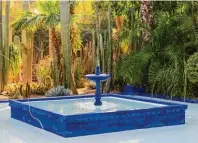  ??  ?? Typisches Kobaltblau: Wasserbeck­en im Jardin Majorelle in Marrakesch.