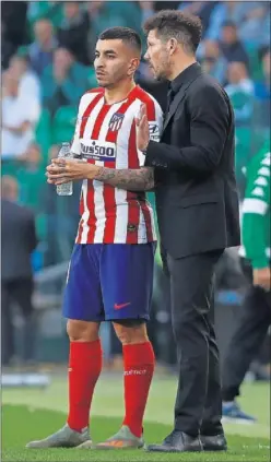  ??  ?? Correa atiende a Simeone antes de entrar contra el Betis.