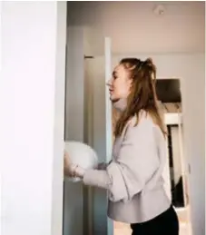  ??  ?? PLATS. Mikaela Tham har äntligen fått sin walk-in closet.