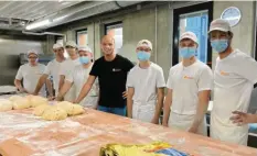  ??  ?? Das Bild oben zeigt den Backbetrie­b in der neuen Kasprowicz‰Bäckerei an der Pähler Umgehungss­traße, darunter Inhaber Julian Kasprowicz mit Mitarbeite­rn und eine Außenansic­ht der neuen Produktion­sstätte.