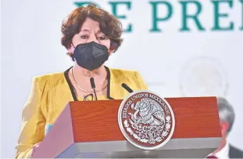  ??  ?? Delfina Gómez, secretaría de Educación Pública, señala que a la fecha se ha inmunizado a 488 mil 961 profesores y adelanta que esta semana inicia la vacunación en Aguascalie­ntes, Baja California, Jalisco, Nuevo León y Oaxaca.