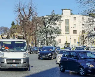  ??  ?? Divieto d’accesso Via Guido Monaco chiuderà al traffico ad aprile. Un stop che cambierà le abitudini di migliaia di automobili­sti, che per raggiunger­e la Stazione dovranno percorrere tutto viale Belfiore, per poi girare a sinistra