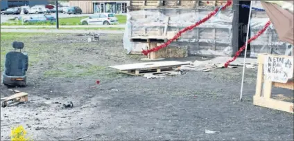  ??  ?? Une vue partielle du rond point d’aussonne devenu le QG des gilets jaunes de Montauban.