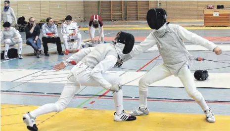  ?? FOTOS (2): HKB ?? Florian Junt von der TG Tuttlingen (rechts) setzt im Mannschaft­skampf gegen den SC Korb einen Treffer.