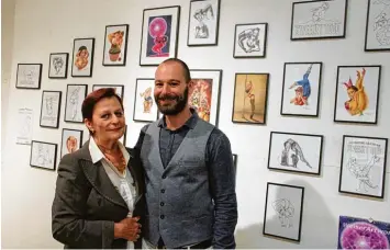  ?? Foto: Michael Kalb ?? Karin Weiser und ihr Sohn Tim freuten sich über die zahlreiche­n Besucher bei ihrer Vernissage.