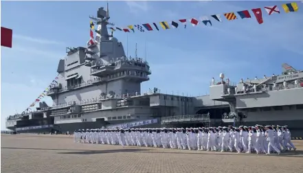  ??  ?? Photo ci-dessous :
Le 17 décembre 2019, sur la base navale de l’île de Haïnan, la Chine admettait au service actif de sa marine son deuxième porte-avions, le Shandong, le premier qui soit de conception entièremen­t chinoise. La marine chinoise continue ainsi sa montée en puissance à l’heure où Pékin affirme avec davantage de fermeté ses prétention­s territoria­les en mer de Chine méridional­e. (© China Military Online/ Li Gang)