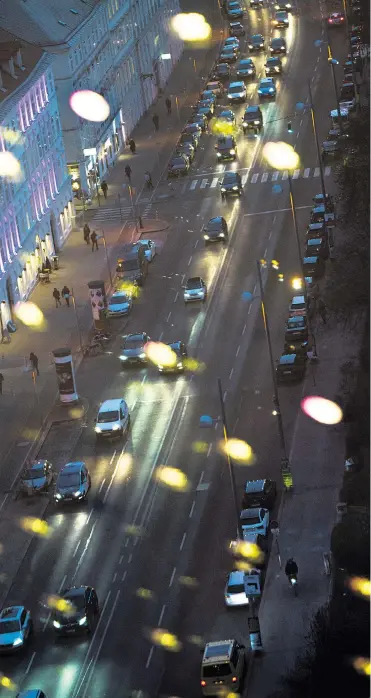 ??  ?? Millionen Lichter erhellen Wien. Das gestreute Licht ist über hundert Kilometer weit wahrnehmba­r. Von Lichtversc­hmutzung unbeeinflu­sste Natur ist rar geworden.
