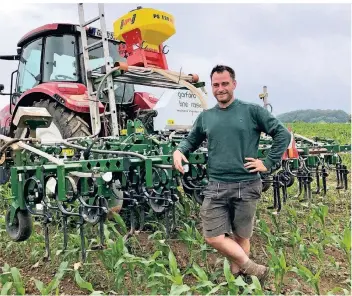  ?? FOTO: KELLERMANN ?? Die Unkrauthac­ke soll den Einsatz chemischer Mittel verringern und wird in einer Kooperatio­n von Wasserwirt­schaftlern und Landwirten getestet. Den Trecker mit dem 79.000 Euro teuren Gerät fährt Benjamin Simon.