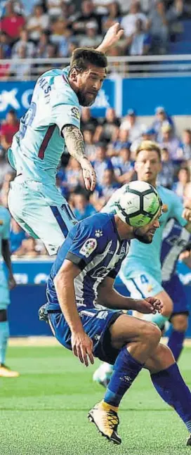  ?? (AP) ?? Doblete de “Leo”. Messi anotó dos goles contra el Alavés.