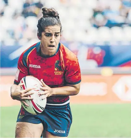  ?? FOTOS: ALJAZ BABNIK ?? Varias imágenes de Patricia García (28 años) jugando con la selección española. Olímpica en Río, es un símbolo para las Leonas