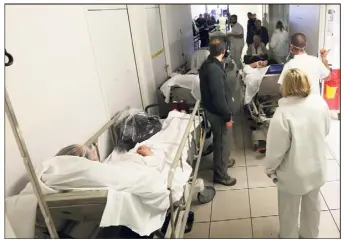  ?? (Photo doc. F. M.) ?? Un « bouchon » de brancards à l’hôpital Saite-Musse. En début d’année, en raison de l’épidémie de grippe, des patients avaient été installés dans les couloirs. Les syndicats redoutent qu’une telle situation se reproduise cet hiver.