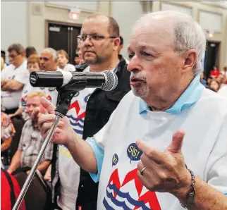  ?? DAVE SIDAWAY ?? René Leblanc, from des Maçons St. in Pierrefond­s in Montreal, shares his views during public consultati­ons at the Holiday Inn in Pointe Claire, Que., about the spring floods.