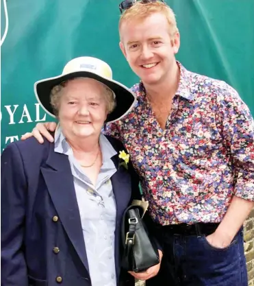  ??  ?? ‘Incredible woman’: Chris Evans with his mother Minnie, who died yesterday aged 92