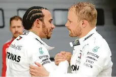  ?? Foto: Reuters ?? Sluha a pán Lewis Hamilton (vlevo) znovu vyhrál, Valtteri Bottas skončil znovu druhý. Na změnu pořádků v Mercedesu zatím nedošlo.
