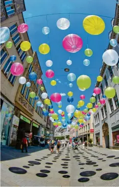  ??  ?? Mit bunten Lampions hat das Stadtmarke­ting die Aufenthalt­squalität in der Annastraße gesteigert.