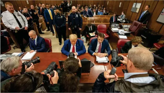  ?? Bild: Steven Hirsch/AFP ?? Donald Trump steht in New York vor Gericht wegen Vertuschun­g von Schweigege­ldzahlunge­n