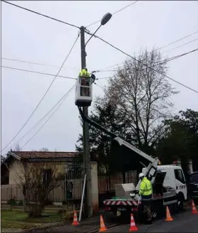  ??  ?? Le réseau a continué d’être installé sur la commune du Bouscat, mercredi.