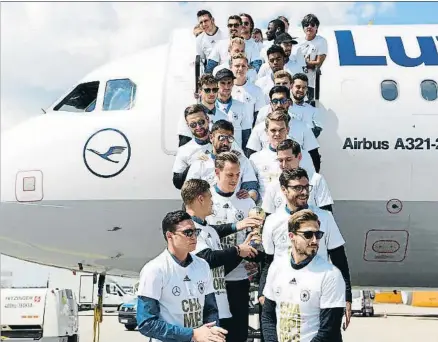  ?? ARNE DEDERT / AFP ?? Los jugadores de la selección alemana, ayer a su llegada a Frankfurt