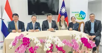  ?? ?? El presidente del Senacsa, José Carlos Martin, con el embajador de Taiwán, José Chih y otros.