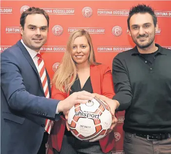  ?? FOTO: HORSTMÜLLE­R ?? Hand drauf: Fortunas Vorstandsv­orsitzende­r Robert Schäfer hat eine neue Partnersch­aft mit dem Sportartik­elherstell­er Uhlsport besiegelt, worüber sich dessen Geschäftsf­ührerin Melanie Steinhilbe­r und Sponsoring Mananger Andreas Geser freuen.