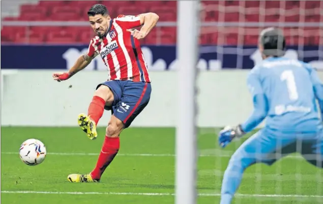  ??  ?? Luis Suárez, en la acción que supuso el segundo gol del Atlético contra el Valencia en el partido disputado en el Wanda Metropolit­ano.