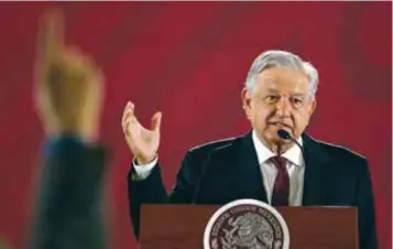  ?? | CUARTOSCUR­O ?? López Obrador aseguró que los maestros no van a permitir ninguna manipulaci­ón a la hora de elegir a sus dirigentes y con ello “van a dar una lección de civismo”.