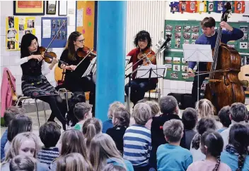  ?? RP-FOTO: WOLFGANG KAISER ?? Michael Peus, Kontrabass, Junichiro Murakami an der Bratsche, Barennie Moon sowie Miljana Griebl-Vujovic an den Violinen im Foyer der Schule.