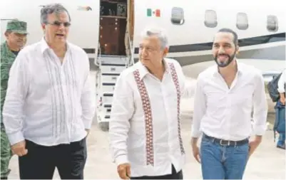  ??  ?? El Mandatario y el canciller, Marcelo Ebrard, recibieron a Nayib Bukele, presidente de El .Salvador. Cuartoscur­o