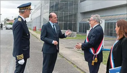  ??  ?? Le Premier ministre au Coudray-Montceaux (Essonne), samedi, lors de sa première visite de terrain.