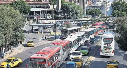  ?? (RAIMUNDO VIÑUELAS) ?? En fila. Así salieron los ómnibus ayer después de las 9, tras la asamblea de la mañana.