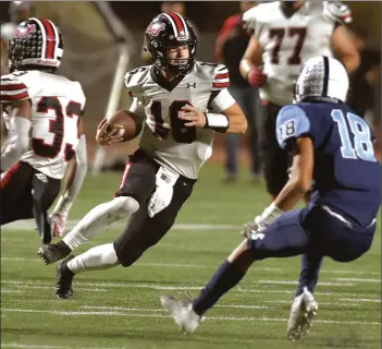  ?? Dan Watson/The Signal ?? Hart quarterbac­k Zach Johnson (16) runs against Saugus defender Braden Salazar (18) in the first quarter at COC on Friday.