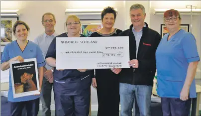  ?? 17_T06_MacMillan Day Care Oban01 ?? Robert Cruickshan­ks and Iain Alexander hand over more than £12,000 to the Macmillan Day Care Unit.