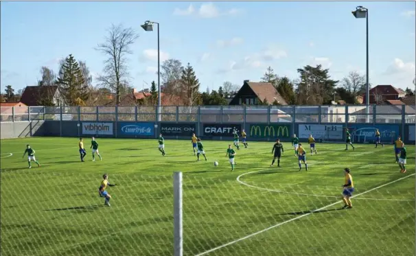  ??  ?? Lukket land. Ifølge de nuvaerende coronarest­riktioner må ingen overhovede­t kigge på fodboldkam­pe. Heller ikke selv om man står alene, og det foregår igennem et hegn.
Foto: Mikkel Berg Pedersen