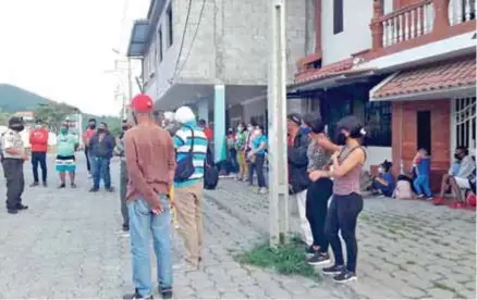  ??  ?? PERSONAS. Decenas de ciudadanos de nacionalid­ad venezolana llegan a Macará.