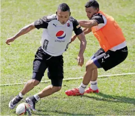  ?? FOTO MANUEL SALDARRIAG­A ?? Fabio Burbano, jugador que se esmera en los entrenamie­ntos para tener mayores oportunida­des.