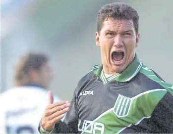  ??  ?? Pasado. Con la camiseta de Banfield, donde también es querido. Surgió de Independie­nte.