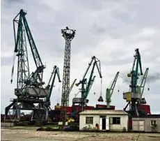  ??  ?? Situé au nord de la ville, le port de Batoumi est classé 6e port de la mer Noire.