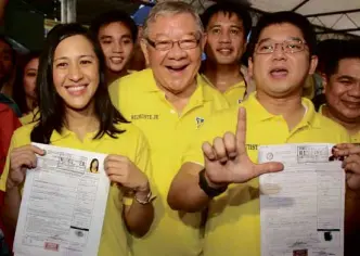  ?? MARIANNE BERMUDEZ ?? QUEZONCity Mayor Herbert Bautista and Vice Mayor Josefina Belmonte, both incumbents, eye another term as they file their COCs accompanie­d by Belmonte’s father, House Speaker Feliciano “Sonny” Belmonte Jr., and other supporters.