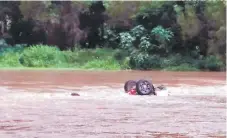  ?? FOTO: EL HERALDO ?? El vehículo en que se conducía Damaris Sánchez quedó boca abajo y sumergido en el río.