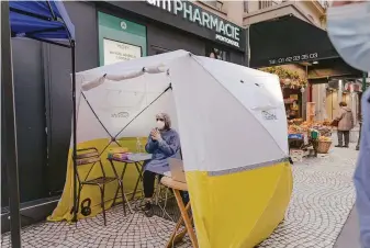  ?? Andrea Mantovani / New York Times ?? A testing site in Paris waits for a customer. Faced with a surge in cases, President Emmanuel Macron says he wants to “piss off ” the unvaccinat­ed by squeezing them out of public spaces.