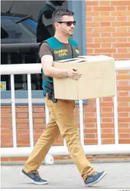  ?? J. C. MUÑOZ ?? Un guardia civil, en un registro en el que estaba implicado la UGT, en 2014.