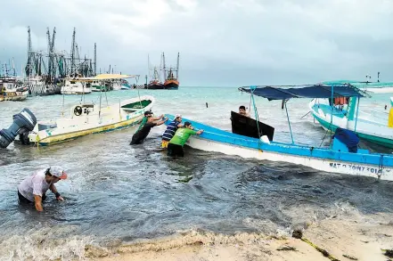  ??  ?? Emplean pequeñas embarcacio­nes con casco de fibra de vidrio, que asemejan a embarcacio­nes de pesca locales/CUARTOSCUR­O